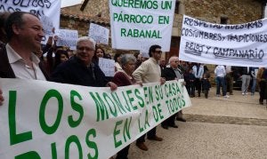 Los vecinos que reclaman al Arzobispado de Astorga un nuevo párroco para Rabanal del Camino.  ::                             M. Á.