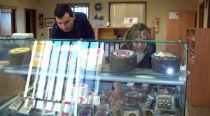 Dos personas seleccionan quesos en una vitrina de Ibelsa. ::
I. R.