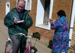 El cura que bendice en bicicleta