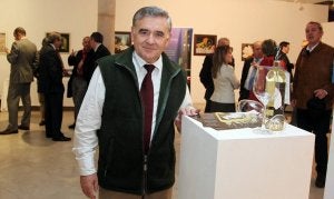 Simón García Taboada, propietario de la bodega, posa junto a la botella. ::
LUIS CALLEJA