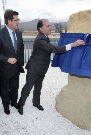 Tomás Villanueva descubre la placa que deja constancia de la inauguración del vivero. ::                             ANTONIO DE TORRE