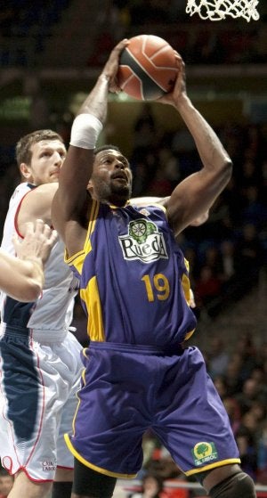 Lamont Barnes coge un rebote ante Teletovic. ::                             D. AGUILAR-EFE