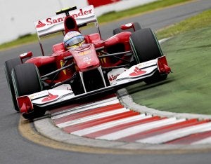 Fernando Alonso, durante la sesión de clasificación en el circuito Albert Park de Melbourne. ::                             DIEGO AZUBEL-EFE