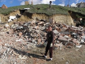 La regente de la bodega, Mawally Vargas, muestra los escombros a los que ha quedado reducido su negocio. ::                             I. REGUILÓN