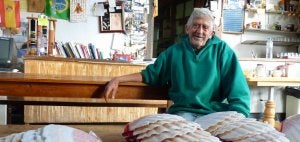 Jesús Jato, hospitalero del albergue Ave Fénix, junto a una mesa llena de conchas jacobeas. ::
FOTOS DE VÍCTOR VELA