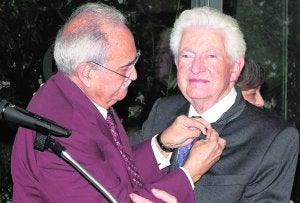 Emilio Ruiz Jarabo impone la distinción a José Luis Mosquera, socio desde 1985 del Rotary Club de Valladolid. ::
EL NORTE