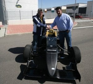 Alfonso Fernández, de Regueiro Motorsport, y David Carbajo posan con el nuevo F308. ::
G. VILLAMIL