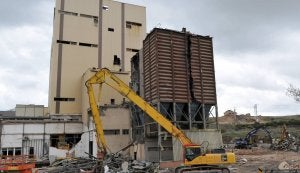 Una máquina procede al derribo de la antigua fábrica de piensos de Avigase en la Carretera de Soria. ::
JAVIER SEGOVIA