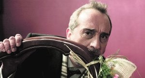 El doctor Mateo regresa de Nueva York y se reincorpora a su consulta de San Martín del Sella.  ::
ANTENA 3