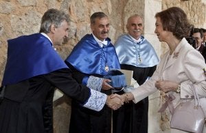 La Reina Sofía saluda a los tres codirectores de Atapuerca, Juan Luis Arsuaga (i), José María Bermúdez de Castro (c) y Eudald Carbonell tras ser investidos doctores Honoris Causa. ::                             SANTI OTERO-EFE