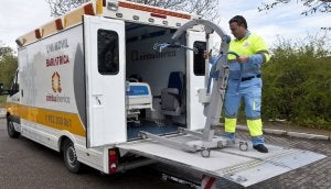 Además de rampa, la ambulancia tiene una grúa para trasladar al enfermo. ::
MIGUEL ÁNGEL SANTOS