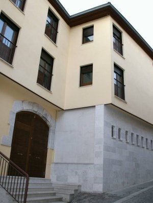 Edificio de Niñas Huérfanas. ::
M. R.