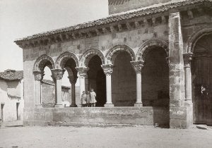 Fotografía tomada por el austriaco Alois Beer en mayo de 1906. Tres niños sonríen subidos al pretil del atrio de la iglesia de San Lorenzo. ::
ALOIS BEER