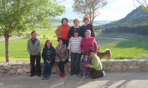 Varios vecinos de Valle de Cerrato posan en uno de los parajes más bonitos de la localidad cerrateña por sus vistas. ::
LEONOR RAMOS