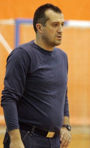 Javier de la Fuente, entrenador del Zener. ::
LUIS CALLEJA