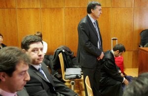 Los hermanos Hernán y Rubén Gullón, en el juicio por el despido de Gabaldón, que aparece de pie. ::
J. R.