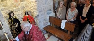 Un momento de la ceremonia celebrada en la pequeña capilla dedicada a Santa Columba. ::                             JAVIER SEGOVIA