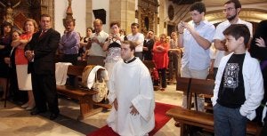 Santiago Martín Cañizares, arrodillado tras su ordenación como diácono.  ::
LUIS CALLEJA