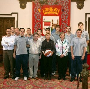 La alcaldesa y la concejala de deportes posan con el equipo. ::
L. C.