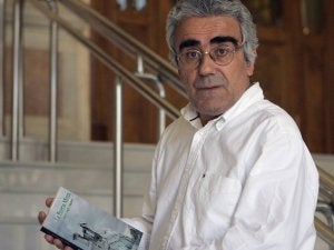 El escritor Miguel Ángel Galguera muestra la portada del libro. ::
HENAR SASTRE