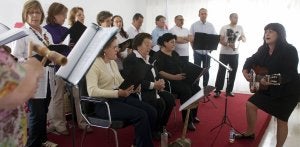 Actuación de un grupo de jubilados durante el festival de música celebrado en el marco de las jornadas para promover el envejecimiento activo. ::
MARIAN A. MONTESINOS