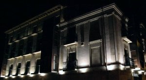 Imagen de la fachada principal iluminada de noche. ::                             EL NORTE