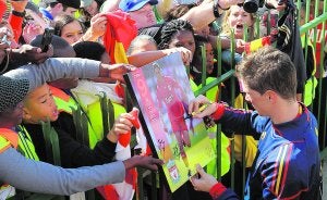 Fernando Torres firma autógrafos a los aficionados que siguen a España. :: LLUIS GENE-AFP