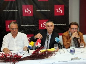 Maxi  Martín, José Lastra y Emilio Prieto, durante la presentación de la candidatura. ::
LUIS CALLEJA
