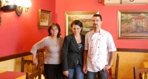 Beatriz Martínez, en el centro, acompañada de su madre, Puri López, y de su hermano David. ::
LEONOR RAMOS