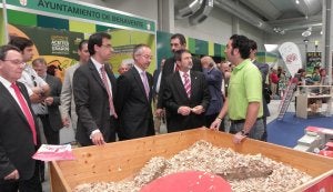 El presidente de la Diputación, el director del EREN y el alcalde de Benavente escuchan la explicación de un expositor. ::
I. REGUILÓN