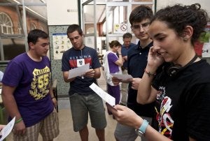 Alumnos del instituto Zorrilla comprueban la notas obtenida en la prueba de acceso. ::                             M. ÁNGEL SANTOS