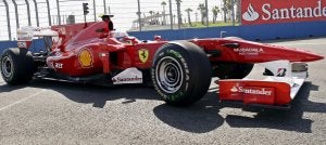 El nuevo Ferrari 2.0 de Fernando Alonso traza una de las curvas lentas del circuito de Valencia durante los entrenamientos libres. ::                             ARMANDO BABANI-EFE