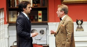 Manuel Galiana y Asier Hormaza, en una escena de 'La Huella', ayer, en el Principal. ::
NATI HERNÁNDEZ