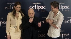 El director David Slade gesticula entre la actriz estadounidense Ashley Greene y el australiano Xavier Samuel. ::                             SERGIO PÉREZ-REUTERS