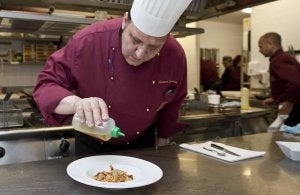 El jefe de cocina Lorenzo González da el último toque a un plato de migas. ::                             MIGUEL ÁNGEL SANTOS