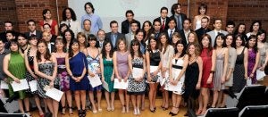 Los recién licenciados posan con sus diplomas tras el acto celebrado en la Facultad de Ciencias.  ::
RICARDO OTAZO