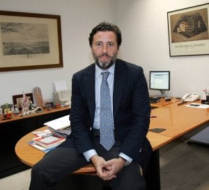 José María Alonso Lomas posa tras la entrevista en el despacho de la compañía de seguros en que trabaja. ::                             MERCHE DE LA FUENTE