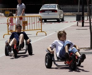 Los jóvenes se divierten en la pista de 'Karts' de Las Villas.
:: A. QUINTERO