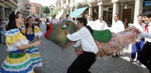 El pasacalles de los grupos clausura el Festival Internacional de La Esteva