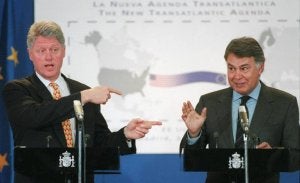 Bill Clinton y Felipe González, en 1995 en Madrid. :: REUTERS