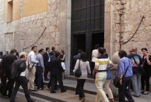 Asistentes al funeral en la iglesia de San Miguel. ::                             H. SASTRE
