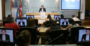 José Antonio de Santiago-Juárez informa en rueda de prensa sobre los acuerdos adoptados en el Consejo de Gobierno. ::                             EDUARDO MARGARETO-ICAL