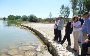 El alcalde de Villada, José María González; el presidente de la Confederación, Antonio Gato; y el subdelegado del Gobierno, Raúl Ruiz (los tres primeros por la izquierda), en su visita de ayer. ::
S. RODRÍGUEZ