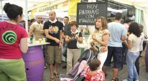 Clientes de la Feria de Calle de Medina del Campo, el año pasado. ::                             FRAN JIMÉNEZ