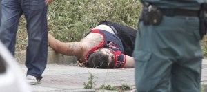 Uno de los muertos en el tiroteo ocurrido en el municipio de Ujo (Mieres) yace en el suelo. ::                             J.                             C. ROMÁN