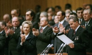Elena Ceausescu aplaude a su marido en un congreso del PC celebrado un mes antes de que fueran fusilados. ::
G. FOUET-AFP