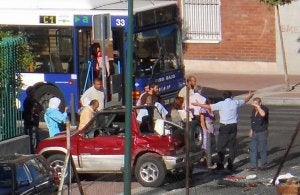 El conductor del autobús gesticula ante el todoterreno después del impacto. ::                             R. S.