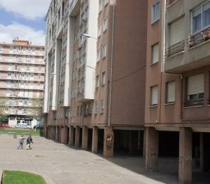 Edificio del número 24 de la avenida de Requejo. ::
LUIS CALLEJA