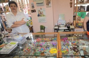 Imagen de las pulseras en el mostrador de la tienda de las Nazarenas en Palencia. ::
MERCHE DE LA FUENTE