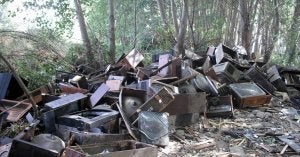 Televisores en el río Cúa, a su paso por la localidad leonesa de Cacabelos. ::                             ICAL